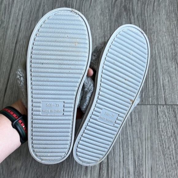 Jessica Simpson Gray Fuzzy Slipper Sandals Size 6/7 - Picture 5 of 5